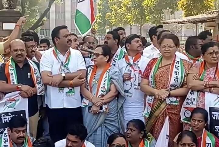 पुणे महापालिकेच्या दारात आंदोलन केलं आहे.