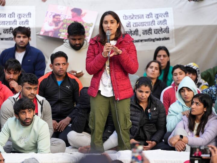 Wrestlers Protest: 'हैरेसमेंट का ऑडियो हमारे पास'- विनेश फोगाट का दावा, खेल मंत्री के साथ प्रदर्शनकारी पहलवानों की बैठक जारी WFI Brij Bhushan Sharan Controversy, wrestler protest, Vinesh Phogat statement and Anurag Thakur meeting Wrestlers Protest: 'हैरेसमेंट का ऑडियो हमारे पास'- विनेश फोगाट का दावा, खेल मंत्री के साथ प्रदर्शनकारी पहलवानों की बैठक जारी