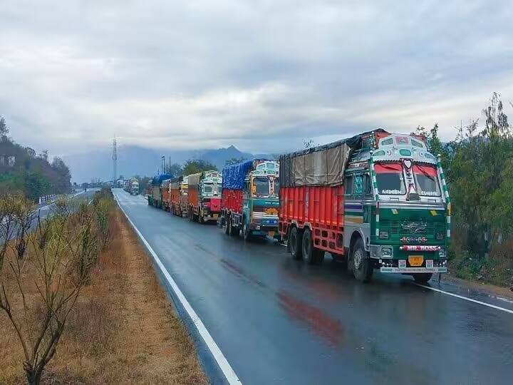 Jammu Kashmir News Srinagar National Highway closed due to stone pelting and snowfall Jammu Kashmir: जम्मू-श्रीनगर नेशनल हाईवे को ट्रैफिक के लिए किया गया बंद, जानें वजह