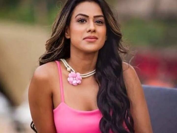 Nia Sharma dance on mid road at night with friends nia sharma viral video Nia Sharma: छोटी सी स्कर्ट पहन निया शर्मा बीच सड़क करने लगी ऐसा काम, देर रात दोस्तों ने भी दिया साथ