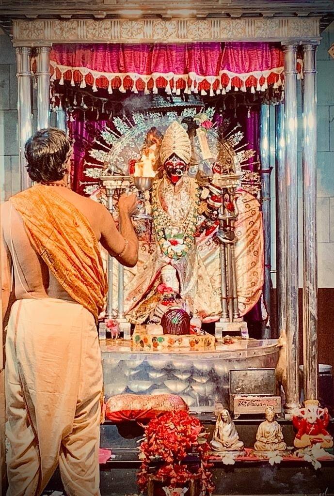 এই চতুর্দশী তিথিটি জুড়ে রয়েছে মহাদেবের সঙ্গে। তাই শৈবদের কাছেও এটি একটি বিশেষ দিন। দক্ষিণেশ্বর মন্দিরেও একইসঙ্গে পুজো হবে মা ভবতারিণী, রাধাকৃষ্ণ এবং মহাদেবের।