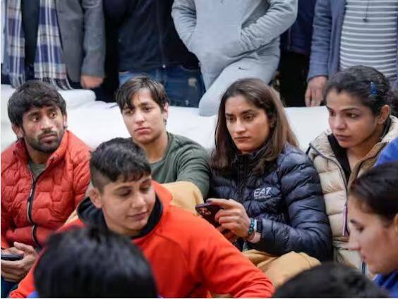 ਵਿਨੇਸ਼ ਫੋਗਾਟ, ਸਾਕਸ਼ੀ ਮਲਿਕ ਅਤੇ ਬਜਰੰਗ ਪੂਨੀਆ ਸਮੇਤ ਕਈ ਪਹਿਲਵਾਨਾਂ ਨੇ ਵੀਰਵਾਰ ਨੂੰ ਦੂਜੇ ਦਿਨ ਵੀ ਦਿੱਲੀ ਦੇ ਜੰਤਰ-ਮੰਤਰ 'ਤੇ ਆਪਣਾ ਧਰਨਾ ਜਾਰੀ ਰੱਖਿਆ। ਵਿਨੇਸ਼ ਨੇ ਰੈਸਲਿੰਗ ਫੈਡਰੇਸ਼ਨ ਆਫ ਇੰਡੀਆ ਦੇ ਪ੍ਰਧਾਨ ਬ੍ਰਿਜਭੂਸ਼ਣ ਸ਼ਰਨ ਸਿੰਘ 'ਤੇ ਕਈ ਗੰਭੀਰ ਦੋਸ਼ ਲਾਏ ਹਨ। ਇਨ੍ਹਾਂ ਪਹਿਲਵਾਨਾਂ ਦਾ ਕਹਿਣਾ ਹੈ ਕਿ ਫੈਡਰੇਸ਼ਨ ਉਨ੍ਹਾਂ ਨੂੰ ਮਾਨਸਿਕ ਤੌਰ ’ਤੇ ਤਸੀਹੇ ਦਿੰਦੀ ਹੈ। ਵਿਨੇਸ਼ ਨੇ ਜਿਨਸੀ ਸ਼ੋਸ਼ਣ ਦਾ ਵੀ ਦੋਸ਼ ਲਗਾਇਆ ਹੈ। ਇਸ ਮਾਮਲੇ 'ਚ ਕਈ ਵੱਡੇ ਅਪਡੇਟਸ ਸਾਹਮਣੇ ਆਏ ਹਨ।