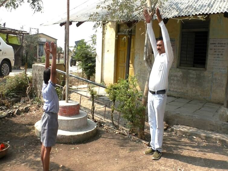 Washim ZP School Story one student and one teacher in school in ganeshpur village ZP School: झेडपीच्या शाळेत एकच विद्यार्थी, त्याच्यासाठी एक शिक्षक! वाशिममधील जिल्हा परिषदेच्या शाळेची व्यथा... 