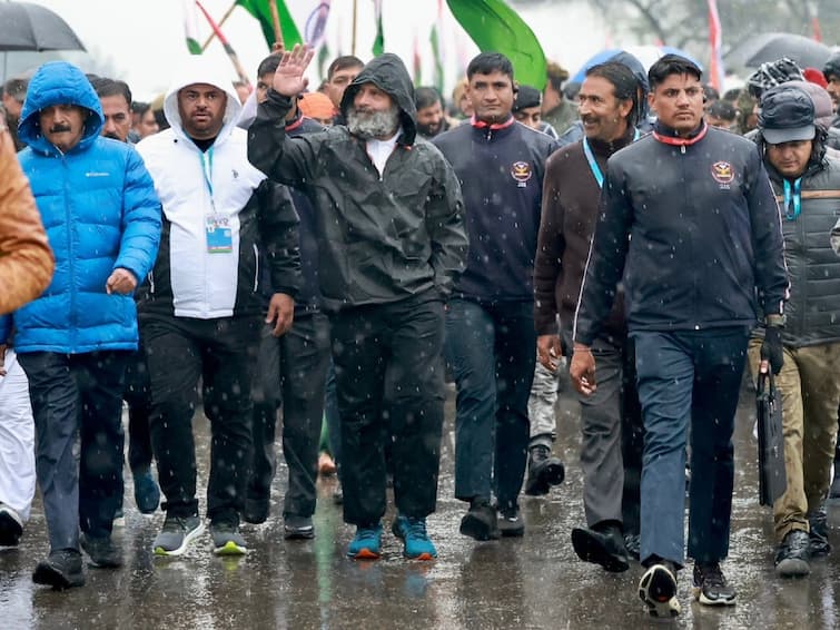 Rahul Gandhi In Jacket For The First Time During Bharat Jodo Yatra in 125 days Bharat Jodo Yatra: வாட்டிய குளிர் மழை..! ரெயின் கோட் அணிந்த ராகுல்; 126-வது நாளை எட்டிய இந்திய ஒற்றுமை பயணம்..!