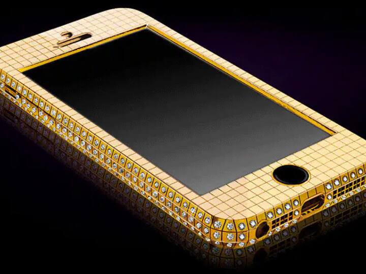 Stuart Hughes iPhone 4s Elite Gold: दूसरे नंबर पर भी स्टार Stuart Hughes का आईफोन 4s है जिसकी कीमत करीब 76 करोड़ रुपये है. इस आईफोन 4s को 24 कैरेट गोल्ड से तैयार किया गया है और इसमें 1000 कैरेट के 500 डायमंड लगे हुए हैं. साथ ही iphone4s के रियर साइड पर 24 कैरेट गोल्ड से काम किया गया है. जानकारी के मुताबिक, इस फोन के लोगो में ही 53 छोटे डायमंड लगे हुए हैं.
