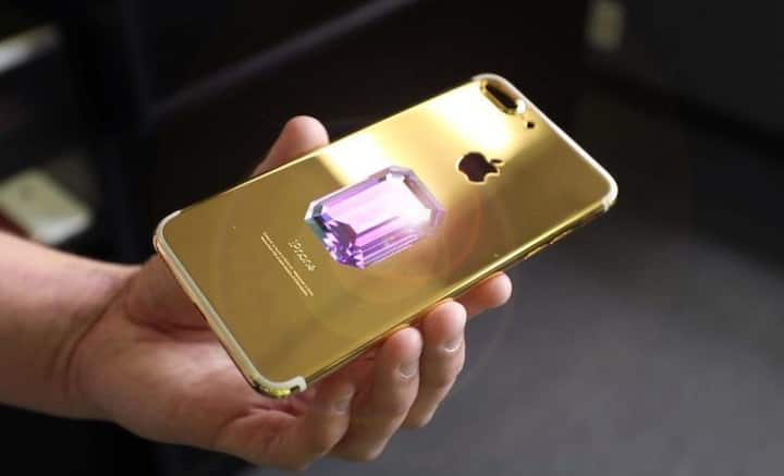 Falcon Supernova iPhone 6 Pink Diamond: दुनिया का सबसे महंगा फोन Falcon Supernova iPhone 6 Pink Diamond है. इसकी कीमत करीब 395 करोड़ रूपये है. फॉल्कन सुपरनोवा ने एप्पल के आईफोन 6 को कस्टमाइज किया है जिसमें 24 कैरेट गोल्ड का इस्तेमाल किया गया है. इसके बैक साइड पर पिंक डायमंड लगा हुआ है. साथ ही इसमें एडिशनल सिक्योरिटी के लिए हैक प्रिवेंशन टेक्नोलॉजी का इस्तेमाल किया गया है. तो अगर इस स्मार्टफोन को बेचा जाए तो करीब 100 रेंज रोवर खरीदी जा सकती है. एक रेंज रोवर के टॉप मॉडल की कीमत करीब 4 करोड़ रूपये है. इस तरह आप अगर 395/4 करेंगे तो करीब 99 रेंज रोवर आप आसानी से खरीद सकते हैं. वहीं, अगर 1 या 2 मॉडल को बेस वैरिएंट में लिया जाए तो आप आसानी से 100 रेंज रोवर इस कीमत में खरीद सकते हैं.