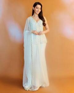 Nora Fatehi: वाइट कलर के सूट में नोरा फतेही का ब्यूटीफुल लुक, आप भी एक्ट्रेस के लुक को कर सकती हैं रिक्रिएट