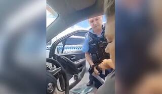 Shocking Video: ਪੁਲਿਸ ਦੀ ਗੱਲ ਨਾ ਸੁਣਨ 'ਤੇ ਪੁਲਿਸ ਨੇ ਕਾਰ ਦੇ ਸ਼ੀਸ਼ੇ ਤੋੜ ਕੇ ਕਾਰ 'ਚੋਂ ਕੱਢਿਆ ਬਾਹਰ, ਵੀਡੀਓ ਹੋਈ ਵਾਇਰਲ