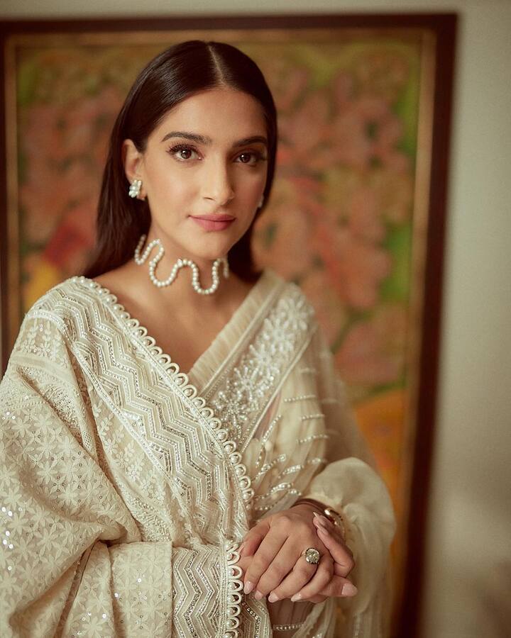 अलीकडेच तिने इन्स्टाग्रामवर तिचे साडीतील लेटेस्ट फोटो शेअर केले आहेत. (फोटो सौजन्य :sonamkapoor/इंस्टाग्राम)