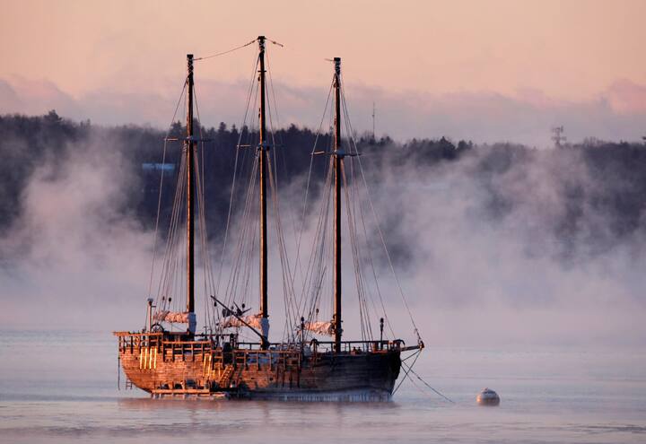 सतह से यह भाप इतना ऊपर उठ जाती है कि पानी के बड़े-बड़े जहाजों को चलाने में तो उतनी मुश्किल नहीं होती लेकिन नाव चलाने काफी दिक्कत होती है. सर्दियों में पानी की सतह पर दिखने वाली भाप को फ्रॉस्ट स्मोक या स्टीम फॉग भी कहा जाता है.