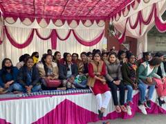 डिग्री करने के बाद भी नहीं मिल रही नौकरी, धरने पर बैठीं जेडीबी आर्ट्स कॉलेज की छात्राएं