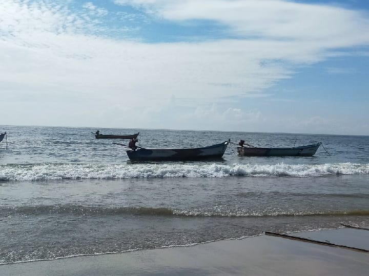 மீனவர்கள் சென்ற படகின் மீது மோதிய சரக்கு கப்பல்  கடலில் மாயமான மீனவர்