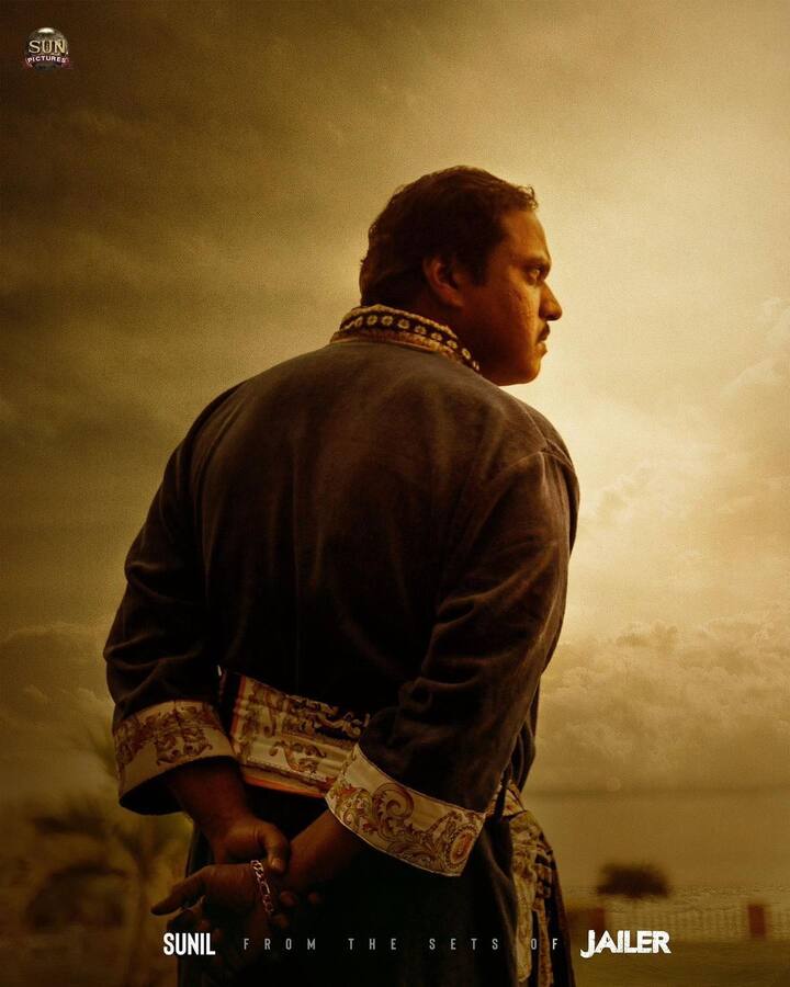 தெலுங்கு நடிகர் சுனில் இத்திரைப்படத்தில் வில்லனாக நடிக்கிறார்