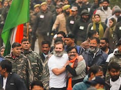 In Pics: संजय राउत जम्मू-कश्मीर में Bharat Jodo Yatra में हुए शामिल, राहुल गांधी के कंधों पर हाथ रखे, कदम से कदम मिलाते आए नजर