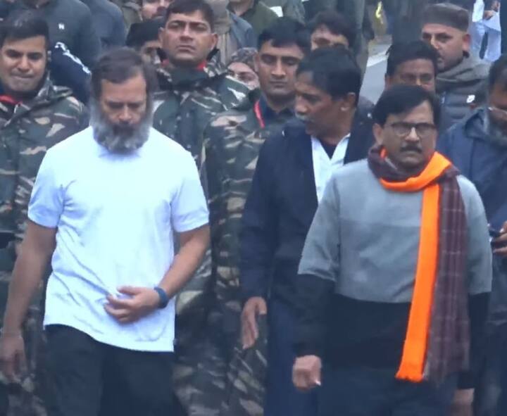 जर मोदींना काश्मिरी पंडितांचे प्रश्न सोडवता येत नसतील तर आम्हाला सत्ता द्या आम्ही सोडवतो असं म्हणत त्यांनी भाजपवर टीका केली