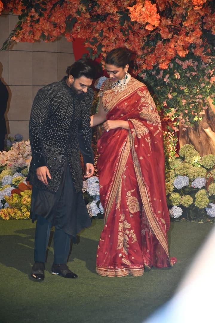 সদ্যই ছিল অনন্ত অম্বানি ও রাধিকা মার্চেন্টের বাগদান। সেই সূত্রেই অম্বানি পরিবারে বসেছিল চাঁদের হাট।