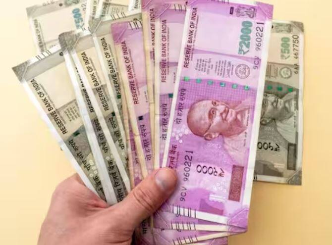 ਸੀਨੀਅਰ ਸਿਟੀਜ਼ਨ ਸੇਵਿੰਗ ਸਕੀਮ (SCSS): ਇਹ ਸਕੀਮ ਸੀਨੀਅਰ ਨਾਗਰਿਕਾਂ ਲਈ ਸ਼ੁਰੂ ਕੀਤੀ ਗਈ ਹੈ, ਜਿਸ ਦੇ ਤਹਿਤ 55 ਤੋਂ 60 ਸਾਲ ਦਾ ਕੋਈ ਵੀ ਵਿਅਕਤੀ ਇਸਨੂੰ ਖੋਲ੍ਹ ਸਕਦਾ ਹੈ। ਇਸ ਵਿੱਚ, ਇੱਕ ਵਾਰ ਵਿੱਚ 15 ਲੱਖ ਰੁਪਏ ਜਮ੍ਹਾ ਕਰਕੇ, ਪੰਜ ਸਾਲਾਂ ਦੀ ਮਿਆਦ ਪੂਰੀ ਹੋਣ ਤੋਂ ਬਾਅਦ, ਤੁਸੀਂ 8% ਵਿਆਜ 'ਤੇ ਲਾਭ ਕਮਾ ਸਕਦੇ ਹੋ। ਇਸ ਤਹਿਤ 1.5 ਲੱਖ ਰੁਪਏ ਦੀ ਟੈਕਸ ਬਚਤ ਵੀ ਕੀਤੀ ਜਾ ਸਕਦੀ ਹੈ।