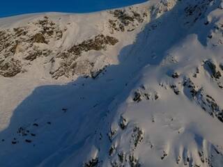 Tibet Avalanche: ’திபெத்தின் சுவிட்சர்லாந்து’ என்றழைக்கப்படும் பகுதியில் பனிச்சரிவு: 8 பேர் உயிரிழப்பு!