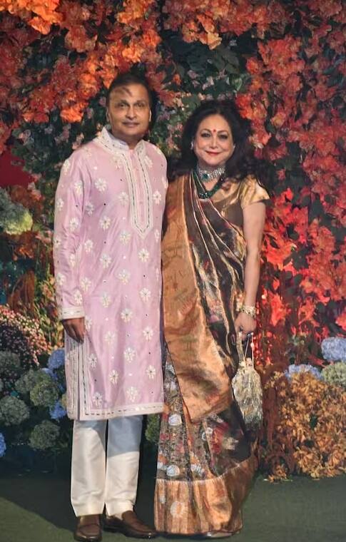 ફંક્શનમાં અનિલ અંબાણી અને નીતા અંબાણી પણ ટ્રેડિશનલ લુકમાં કપલને આશીર્વાદ આપવા પહોંચ્યા હતા.