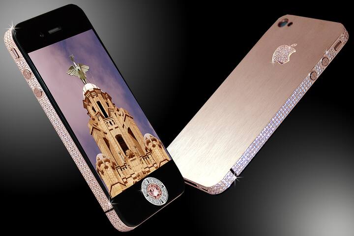 Stuart Hughes iPhone 4 Diamond Rose Edition: Stuart Hughes ने ही आईफोन 4 को भी कस्टमाइज किया है. कंपनी ने इस फोन को एक्सक्लूसिव बनाए रखने के लिए केवल दो मॉडल ही तैयार किए हैं. आईफोन 4s को डायमंड रोज एडिशन में कस्टमाइज किया गया है जिसमें 500 डायमंड लगे हैं. फोन में एप्पल के लोगों पर अकेले 53 डायमंड लगाए गए हैं. मोबाइल फोन की कीमत करीब 65 करोड़ रूपये है.