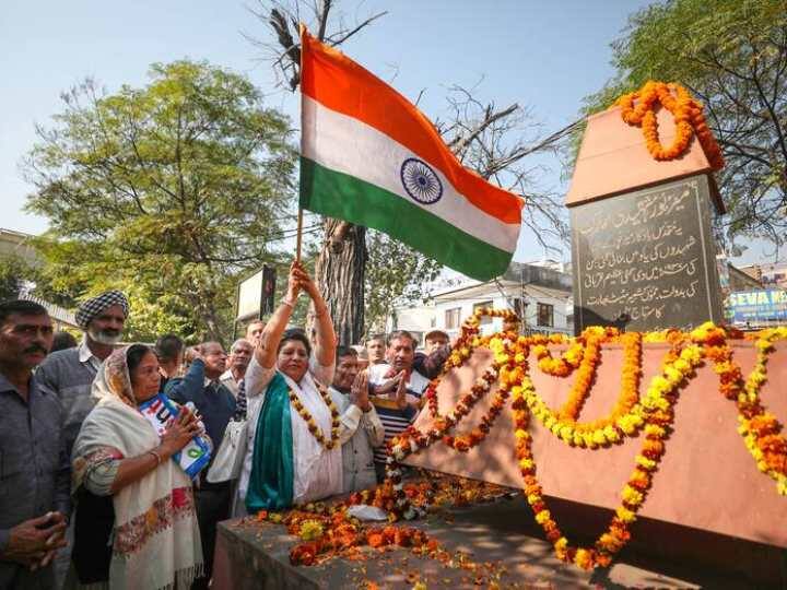 डॉ. अमजद अयूब मिर्जा ने तो यहां तक कह डाला है कि पाकिस्तान की सेना को एलओसी और एलएसी के मसले पर भारतीय सेना के अधिकारियों से मिलना चाहिए और सरेंडर दस्तावेज पर साइन करने चाहिए. (फोटो- PTI)