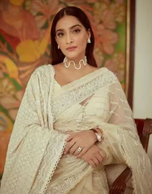 Sonam Kapoor Saree Look: ਬਾਲੀਵੁੱਡ ਅਦਾਕਾਰਾ ਸੋਨਮ ਕਪੂਰ ਆਪਣੇ ਅੰਦਾਜ਼ ਨਾਲ ਸਭ ਨੂੰ ਪ੍ਰਭਾਵਿਤ ਕਰਦੀ ਹੈ। ਹਾਲ ਹੀ 'ਚ ਉਸ ਨੇ ਸਾੜੀ 'ਚ ਆਪਣੀਆਂ ਤਾਜ਼ਾ ਤਸਵੀਰਾਂ ਇੰਸਟਾਗ੍ਰਾਮ 'ਤੇ ਸ਼ੇਅਰ ਕੀਤੀਆਂ ਹਨ।