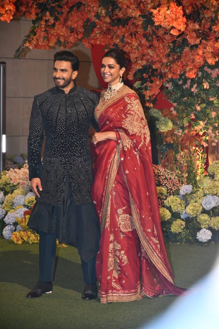 শাহরুখ খান, গৌরী খান থেকে অক্ষয় কুমার, জাহ্নবী কপূর, বরুণ ধবন, ঐশ্বর্য রাই বচ্চন, কর্ণ জোহর এবং বলিউডের বহু তারকা উপস্থিত ছিলেন সেখানে। হাই প্রোফাইল এই বাগদান অনুষ্ঠানে চোখ ফেরানো যাচ্ছিল না কোনও তারকার দিক থেকেই।