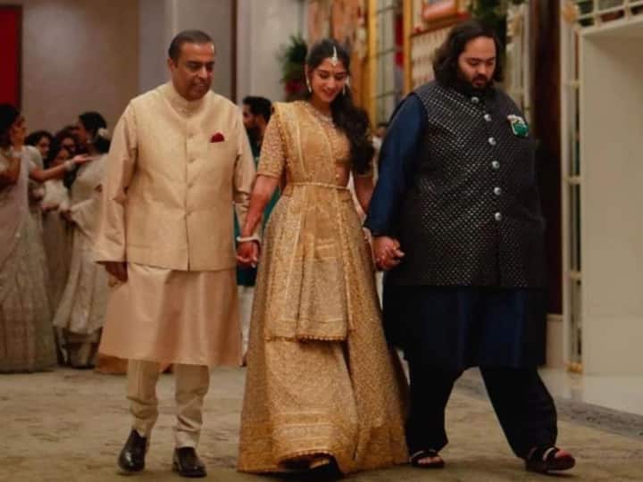 Ananr Radhika Engagement Mumbai businessman mukesh ambani radhika merchant hold hand anant ambani nita ambani tina ambani Anant Radhika Engagement: जीवन भर का साथ! जब राधिका मर्चेंट ने थामा ससुर और पति अनंत का हाथ, लोग बोले- 'Proud Young Lady'