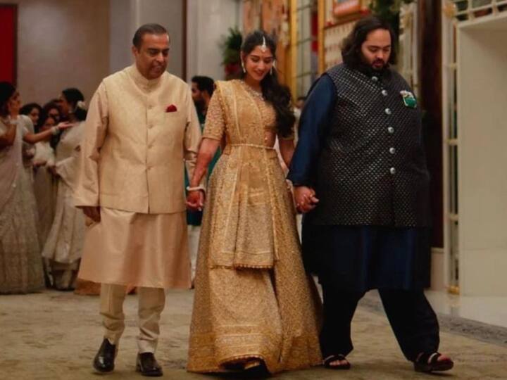 Ananr Radhika Engagement Mumbai businessman mukesh ambani radhika merchant hold hand anant ambani nita ambani tina ambani Anant Radhika Engagement: जीवन भर का साथ! जब राधिका मर्चेंट ने थामा ससुर और पति अनंत का हाथ, लोग बोले- 'Proud Young Lady'