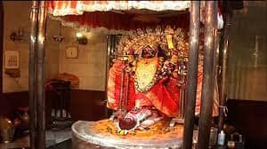 আয়ান ঘোষ কুঞ্জবনে পৌঁছে দেখলেন তাঁর আরাধ্যা মা কালী গাছের তলায় বসে রয়েছেন আর নিজের কোলে তাঁর পা টি রেখে সেবা করছেন শ্রীরাধিকা। দেখে আপ্লুত হলেন আয়ান। তাঁর সাক্ষাৎ কালী দর্শন হল।