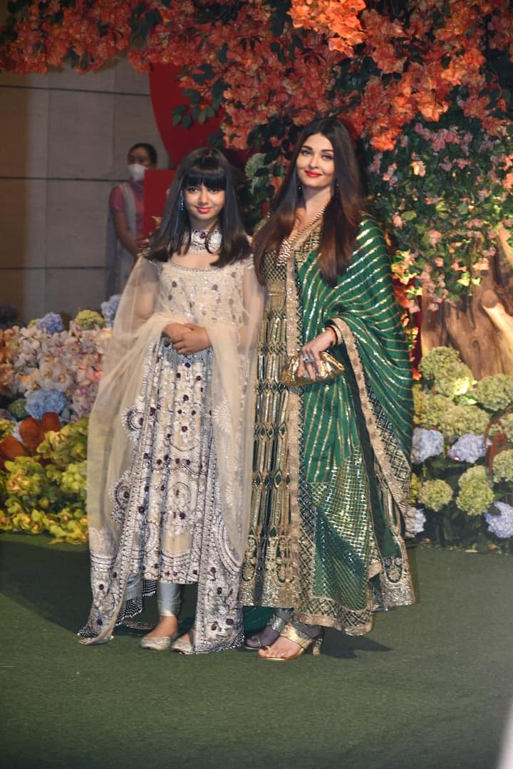 देश के सबसे बड़े बिजनेसमैन मुकेश अंबानी के बेटे अनंत अंबानी और राधिका मर्चेंट की सगाई का प्रोग्राम कल देर रात एंटीलिया पर रखा गया. इस दौरान बी टाउन एक्ट्रेस ऐश्वर्या राय बच्चन भी इसमें शामिल होने पहुंचीं.