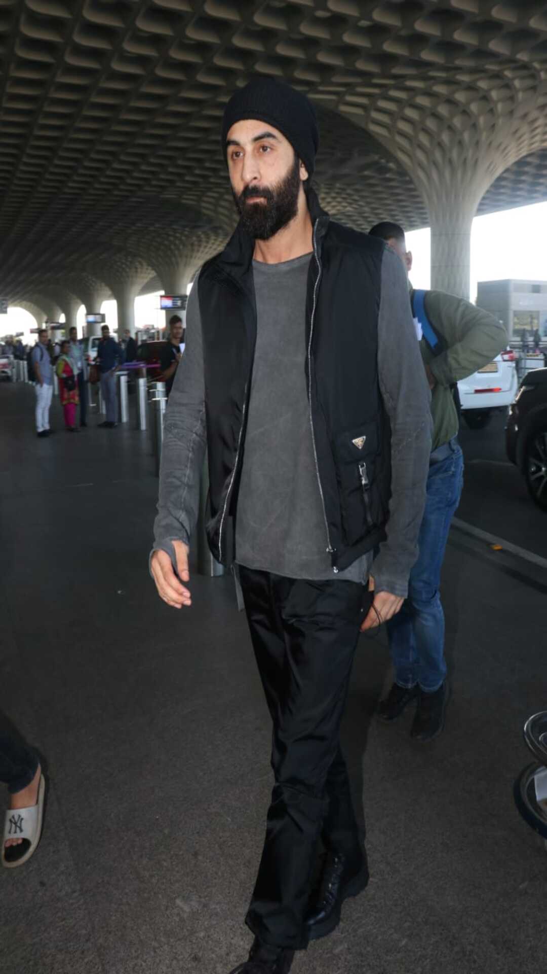 WORK MODE ✓😍 Ranbir Kapoor dons a t-shirt, jacket, and cargo pants paired  with cool sunglasses as he heads out of Mumbai…