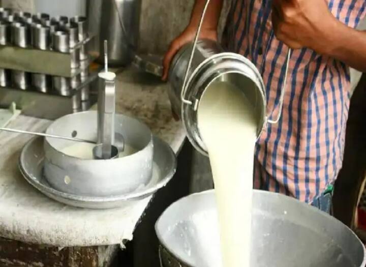 Milk Price Costly from today for Buffalo wholesale Milk in Mumbai will impact on milk products too Milk Price Hike: महंगाई का एक और झटका! यहां बढ़ गए दूध के दाम, अब ये हो गई हैं नई कीमतें
