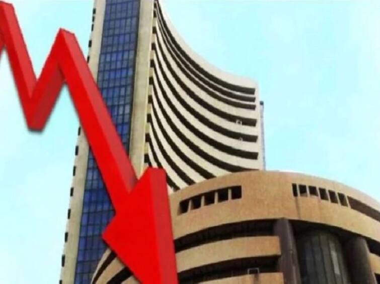 Closing Bell Share Market Updates Nifty ends near 17900 Sensex falls 773 points share market marathi news Share Market: शेअर बाजारात Nifty मध्ये मोठी घसरण तर Sensex 773 अंकांनी घसरला, गुंतवणूकदारांना चार लाख कोटींची फटका