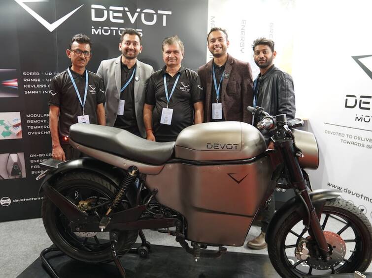 devot electric motorcycle debuts with 200km range and 120km speed Devot Electric Motorcycle: 200 கிமீ ரேன்ஜ்.. 120கி.மீ ஹை-ஸ்பீட்.. டிவோட் எலெக்ட்ரிக் மோட்டார் சைக்கிள் அறிமுகம்