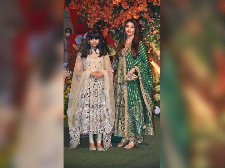 ग्रीन कलर के अनारकली सूट के एथनिक लुक में ऐश्वर्या राय ने अपनी ब्यूटी से हर किसी का दिल जीता. ऐश्वर्या राय ने बोल्ड लाल कलर की लिपस्टिक, एक गोल्ड क्लच और फैशनेबल हील्स के साथ अपने इस लुक को कंप्लीट किया.