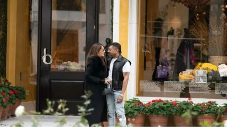 honey-singh-holds-girlfriend-tina-thadani-hand-couple-photos-viral-from-california-vacation Yo Yo Honey Singh: ਯੋ ਯੋ ਹਨੀ ਸਿੰਘ ਗਰਲ ਫਰੈਂਡ ਟੀਨਾ ਦੀਆਂ ਅੱਖਾਂ 'ਚ ਗਵਾਚੇ ਆਏ ਨਜ਼ਰ, ਕੈਲੀਫੋਰਨੀਆ 'ਚ ਮਨਾ ਰਹੇ ਛੁੱਟੀਆਂ