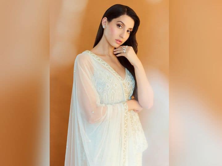 Nora Fatehi: बॉलीवुड एक्ट्रेस और डांसर नोरा फतेही बोल्ड अंदाज से लोगों को दीवाना बना देती हैं. हाल ही में अभिनेत्री ने अपना देसी अंदाज लोगों को दिखाया हैं. नोरा वाइट सूट में काफी खूबसूरत लग रही हैं.