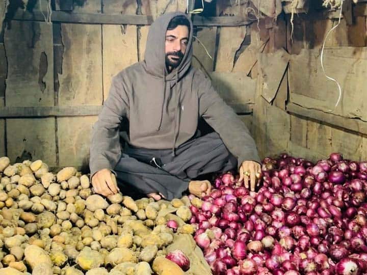 Oh God!  This comedian left acting and started selling vegetables on the roadside!  Users made such comments