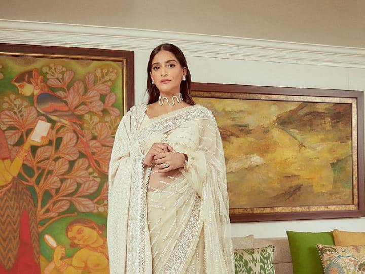 Sonam Kapoor Saree Look: बॉलिवूड अभिनेत्री सोनम कपूर आपल्या स्टाईलने सर्वांना प्रभावित करते. अलीकडेच तिने इन्स्टाग्रामवर तिचे साडीतील लेटेस्ट फोटो शेअर केले आहेत.