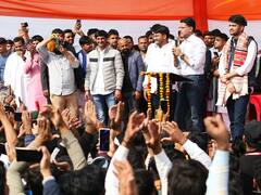 Jaipur: सचिन पायलट का 'पॉलिटिकल ड्रेस कोड', युवाओं के बीच सफेद शर्ट और जींस में पहुंचे, देखें तस्वीरें