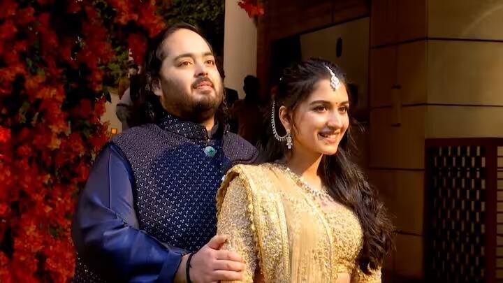 Anant Radhika Engagement : मुंबईतील अँटिलिया बंगल्यामध्ये अनंत अंबानी आणि राधिका मर्चंट यांनी एकमेकांना अंगठ्या परिधान केल्या. साखरपुड्यासाठी अँटिलिया रोषणाईनं उजळलं होतं.