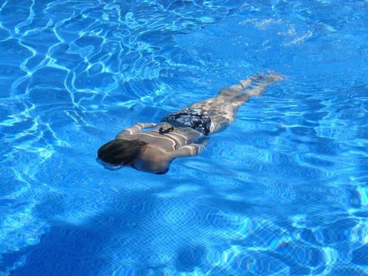 Why are blue tiles always used in swimming pools what is the science behind it स्विमिंग पूल में हमेशा नीले रंग की टाइल्स ही क्यों लगाई जाती है, क्या है इसके पीछे की साइंस