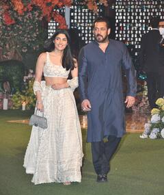 Anant Radhika Engagement Photos : ஒரே விழாவில் கலந்து கொண்ட ஒட்டு மொத்த பாலிவுட் நட்சத்திரங்கள்...கலக்கல் புகைப்படங்கள் இங்கே !