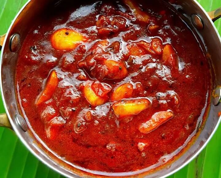 நன்கு கொதித்து, மிளகாய் பொடி வாசனை நீங்கி, எண்ணெய் பிரிந்து மேலே வரும்வரை கொதிக்க வைத்து இறக்கவும். அவ்வளவுதான். சவுராஷ்டிரா பூண்டுக்குழம்பு தயார்.