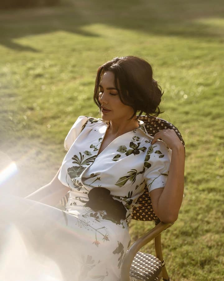 आता लेटेस्ट फोटोंमध्ये ईशा खूपच स्टायलिश दिसत आहे. येथे ती पांढऱ्या रंगाच्या फ्लोरल प्रिंटेड लाँग ड्रेसमध्ये दिसत आहे. अभिनेत्रीने उन्हात बसून कॅमेरासमोर तिचा लूक फ्लॉंट केला आहे.(फोटो सौजन्य :egupta/इंस्टाग्राम)