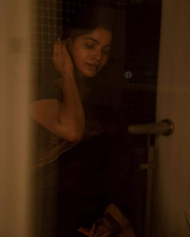 சாரல் வீச ஈரம் என்னை கொஞ்சும் மழையில் உன் வாசம்