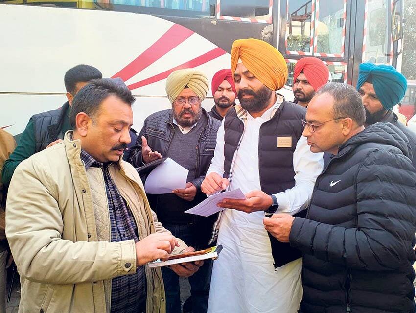 Ludhiana News: ਟਰਾਂਸਪੋਰਟ ਮੰਤਰੀ ਲਾਲਜੀਤ ਭੁੱਲਰ ਦੇ ਛਾਪੇ ਨੇ ਪਾਈਆਂ ਭਾਜੜਾਂ, ਅਧਿਕਾਰੀਆਂ ਤੇ ਮੁਲਾਜ਼ਮਾਂ ਨੂੰ ਪਈ ਝਾੜ Transport Minister Laljit Bhullar's raid in ludhiana bus stand Ludhiana News: ਟਰਾਂਸਪੋਰਟ ਮੰਤਰੀ ਲਾਲਜੀਤ ਭੁੱਲਰ ਦੇ ਛਾਪੇ ਨੇ ਪਾਈਆਂ ਭਾਜੜਾਂ, ਅਧਿਕਾਰੀਆਂ ਤੇ ਮੁਲਾਜ਼ਮਾਂ ਨੂੰ ਪਈ ਝਾੜ