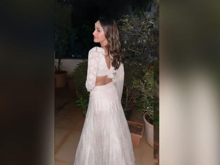 बॉलीवुड एक्ट्रेस अनन्या पांडे अपनी सादगी से लोगों का दिल जीत लेती हैं. हाल ही में एक्ट्रेस वाइट कलर के लहंगे में स्पॉट हुई. इस लहंगे में अनन्या पांडे बेहद खूबसूरत लग रही हैं.
