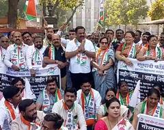 Pune NCP Protest : रस्त्याच्या कामात भ्रष्टाचार झाल्याचा आरोप करत राष्ट्रवादी काँग्रेसने आंदोलन